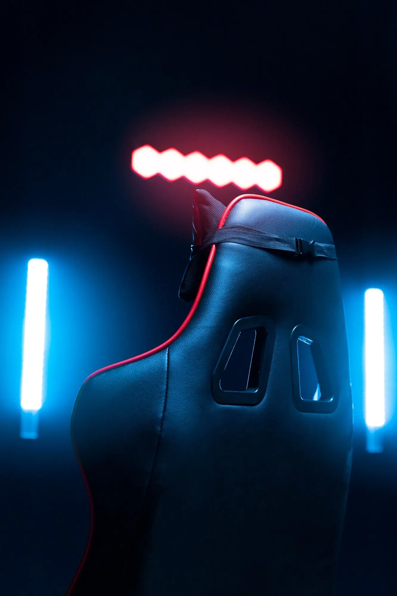 Натюрморт с креслом для геймеров.