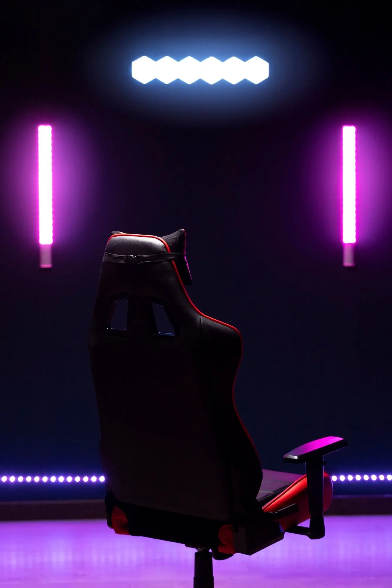 Натюрморт, на котором изображено сиденье для геймеров.