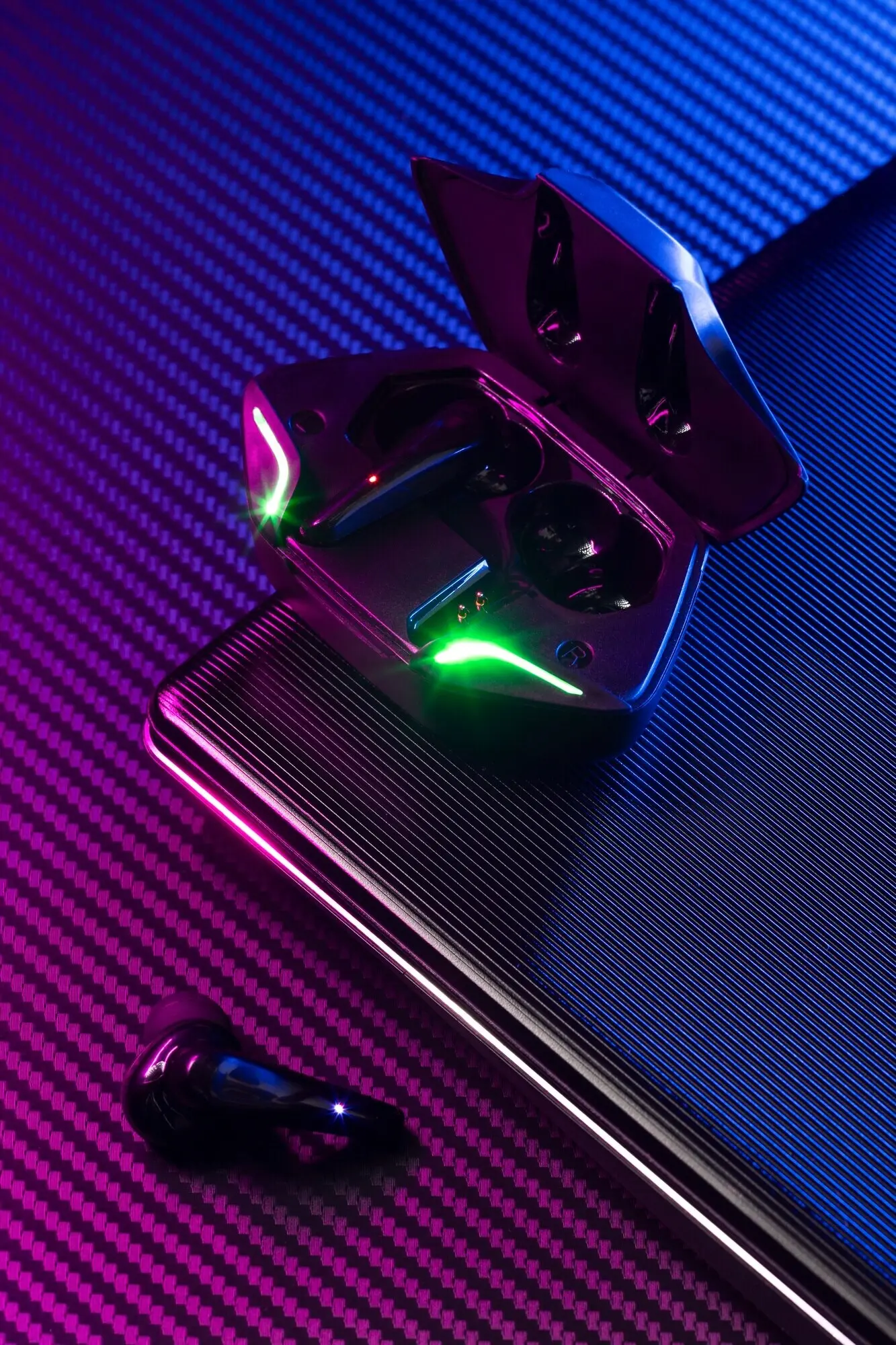 Беспроводные наушники-вкладыши с неоновой подсветкой в стиле киберпанка